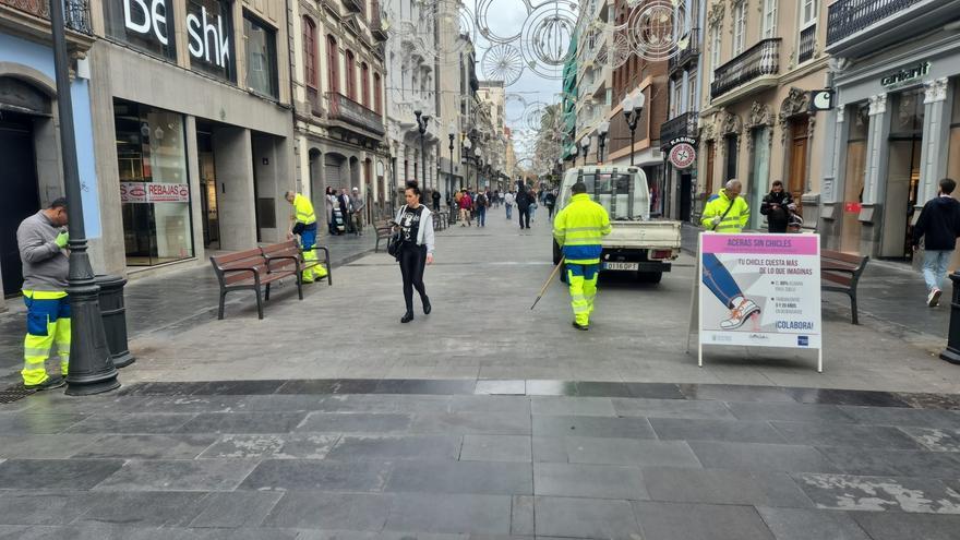 Las Palmas de Gran Canaria avanza en Triana y Guanarteme la retirada de chicles de la vía pública