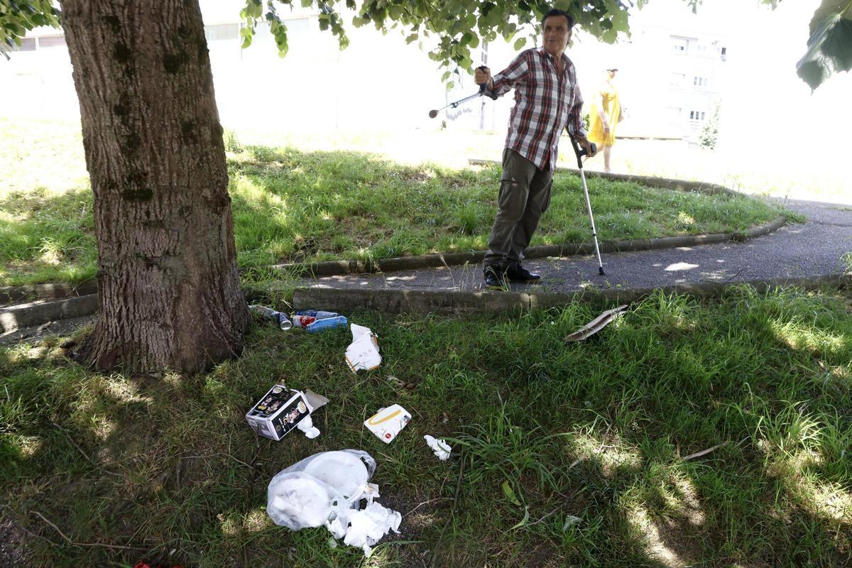 Julio Roces señala la basura en una zona verde.