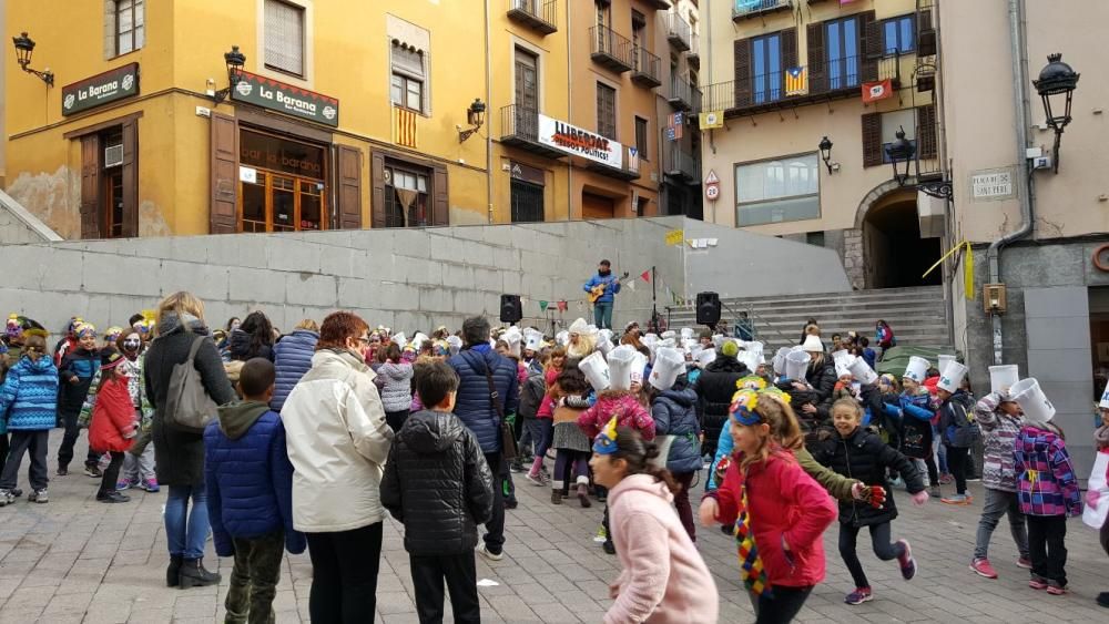 Berga enceta el Carnestoltes amb l'esmorzar de disfresses dels escolars