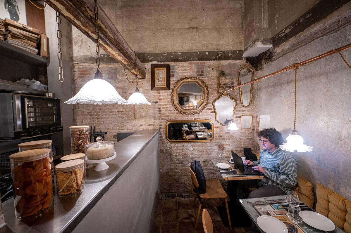 Barcelona 10/12/2025 Barcelona. La antigua propietaria de la librería, Cristina Riera, y su sucesor al frente del negocio, Rafa Serra. Reapertura librería Sant Jordi. AUTOR: MANU MITRU