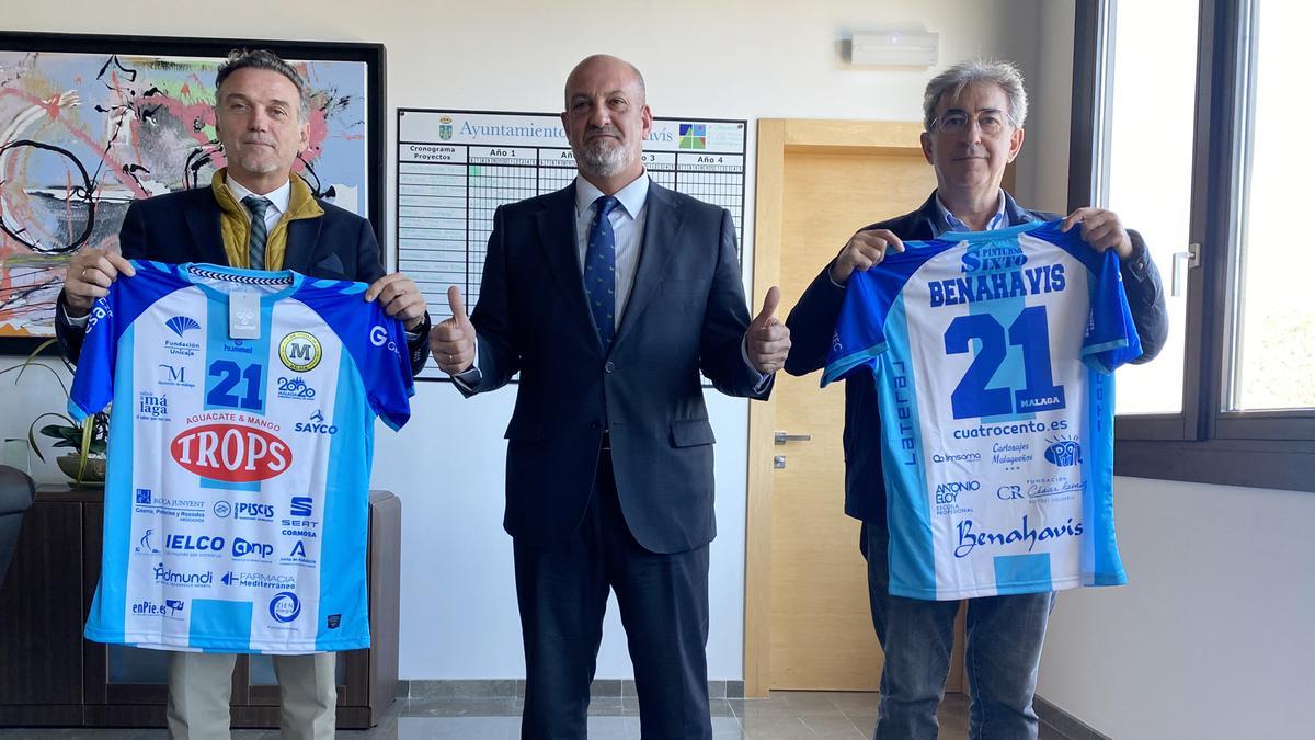 Alberto Camas junto a José Antonio Mena y Alonso Mena con las camisetas que presentan la renovación.