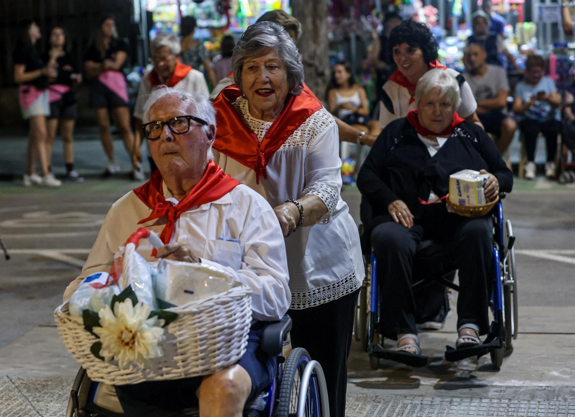 Ofrenda de flores y alimentos en honor al Cristo de la Paz por las fiestas de Sant Joan