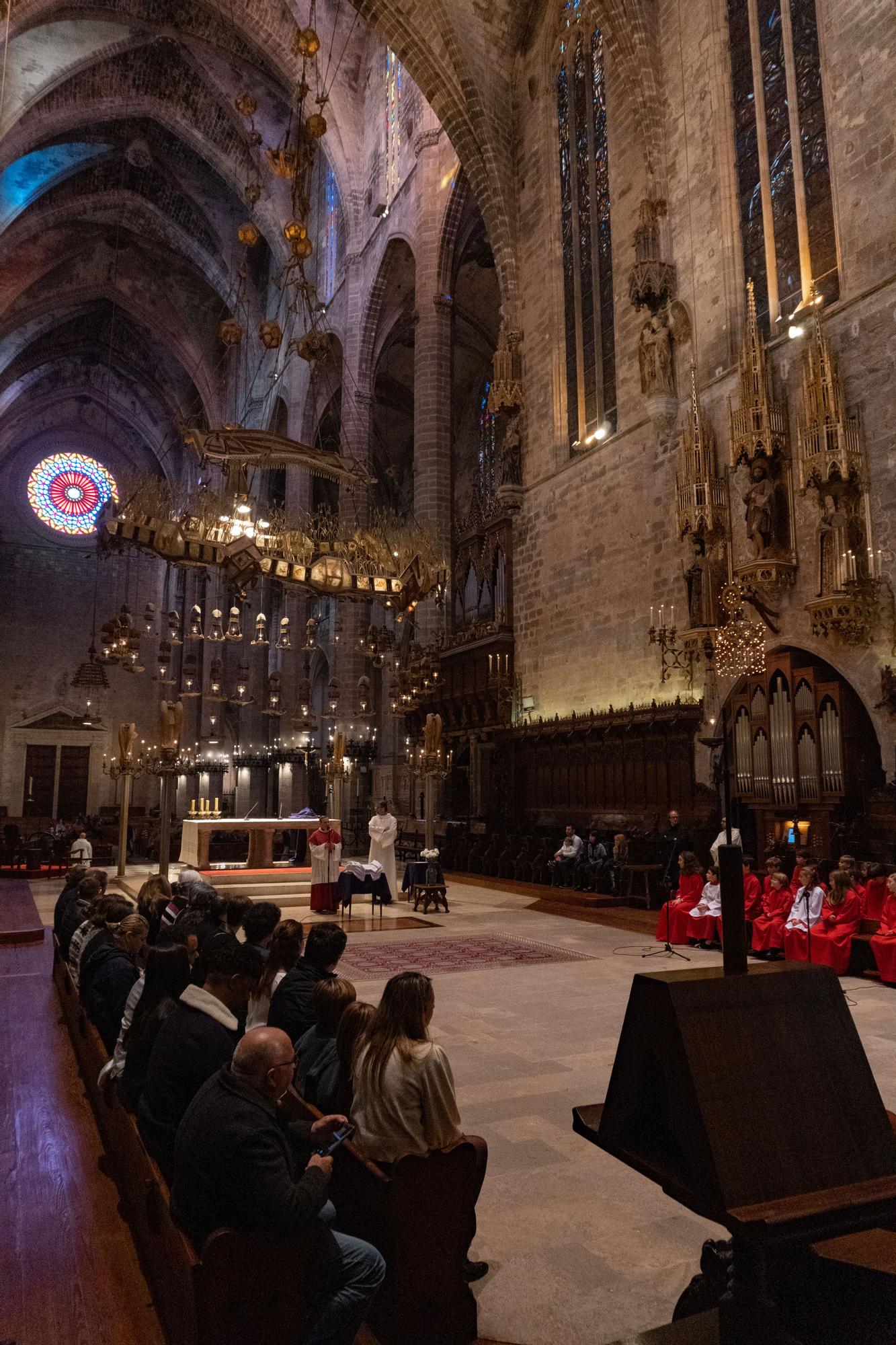 La Seu acoge la vestición de los nuevos veintidós miembros de la coral de Vermells