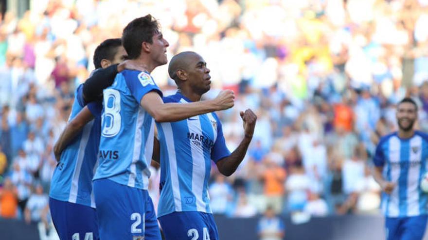 Los jugadores del Málaga CF celebran con rabia el gol del empate contra el Athletic.