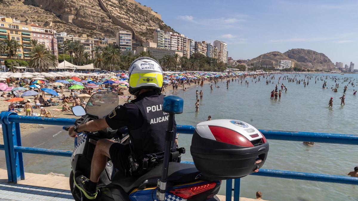 Un policía local de servicio en la playa del Postiguet.