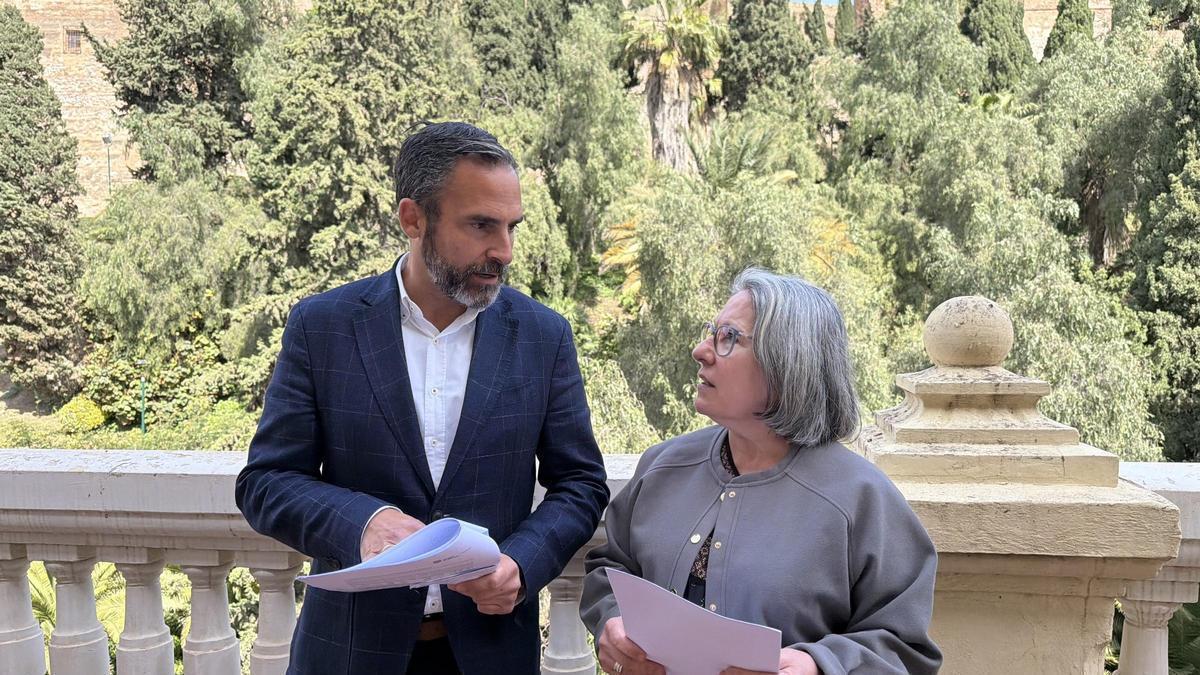 El portavoz socialista en el Ayuntamiento de Málaga, Daniel Pérez, y la concejala socialista Mari Carmen Sánchez