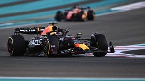 Max Verstappen, al volante del Red Bull, en el circuito de Yas Marina, camino de su 19ª victoria del año