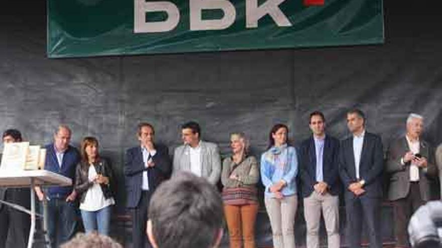 Gorroño (cuarto por la izquierda) junto a Tomás del Bien en la entrega de premios de la feria de Guernica. F.