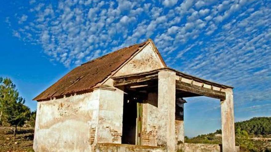 Los cazadores de Agullent rehabilitan un refugio forestal con la ayuda del consistorio