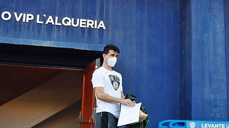 Postigo saliendo del Ciutat de València en solitario y con mascarilla.