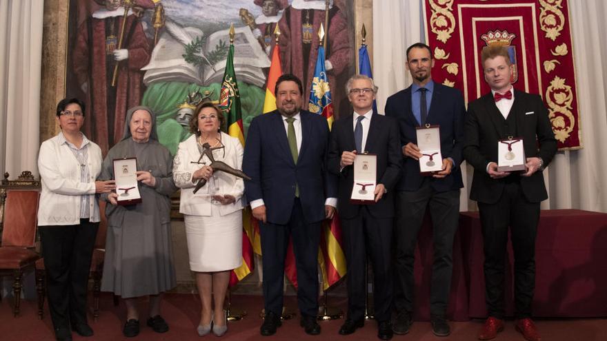 Moliner junto a las cinco personalidades que fueron distinguidas en el Día de la Provincia.