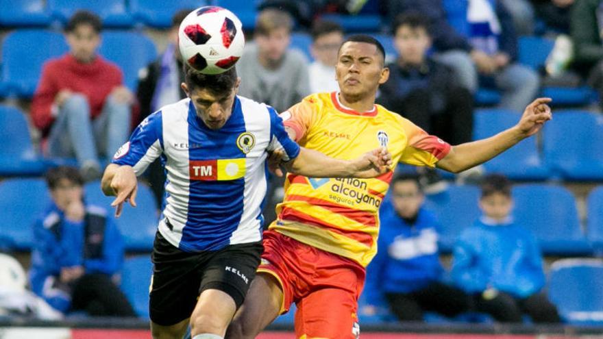 Juanjo Nieto cabecea el balón ante el Alcoyano