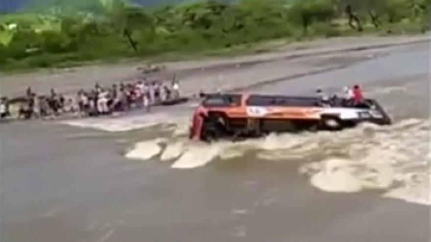 Rescatan in extremis a los pasajeros de un autobús volcado en mitad de un río en Perú