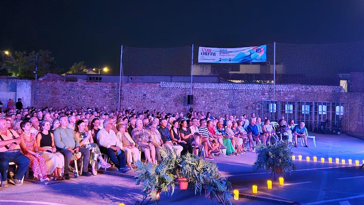 Autoridades municipales y asistentes siguen una de las actuaciones incluidas en la programación.