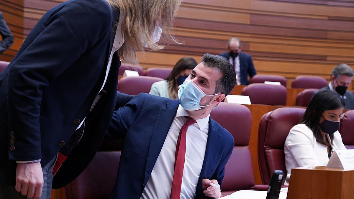 Pablo Fernández habla con Tudanca durante el Pleno de las Cortes de hoy.