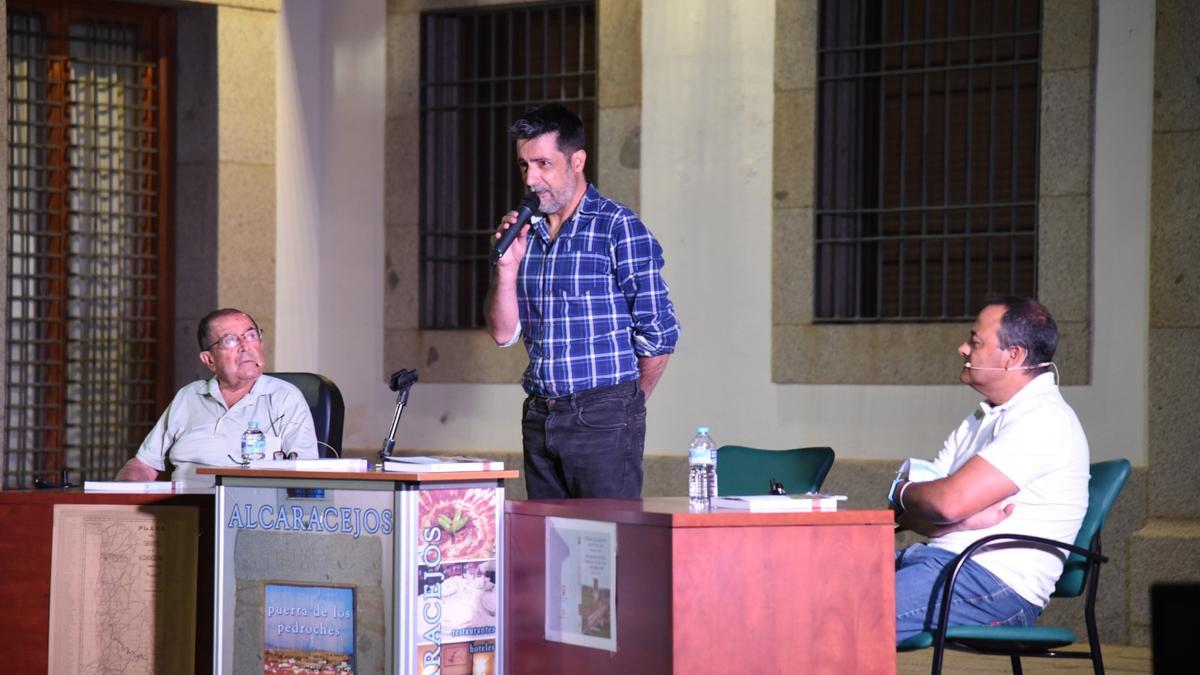 De izquierda a derecha; José López Navarrete, autor; Antonio Calvo García, moderador, y José Miguel Santos, nieto del autor ya fallecido.