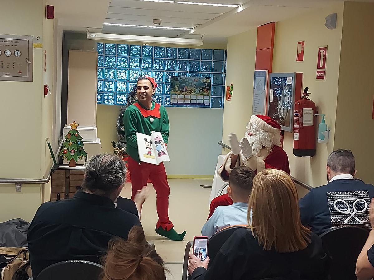La visita de Papá Noel al Hospital de Cabueñes de Gijón, en imágenes