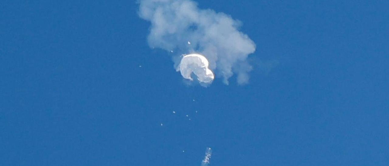 Momento en el cual es derribado el globo chino sobre el océano Atlántico.