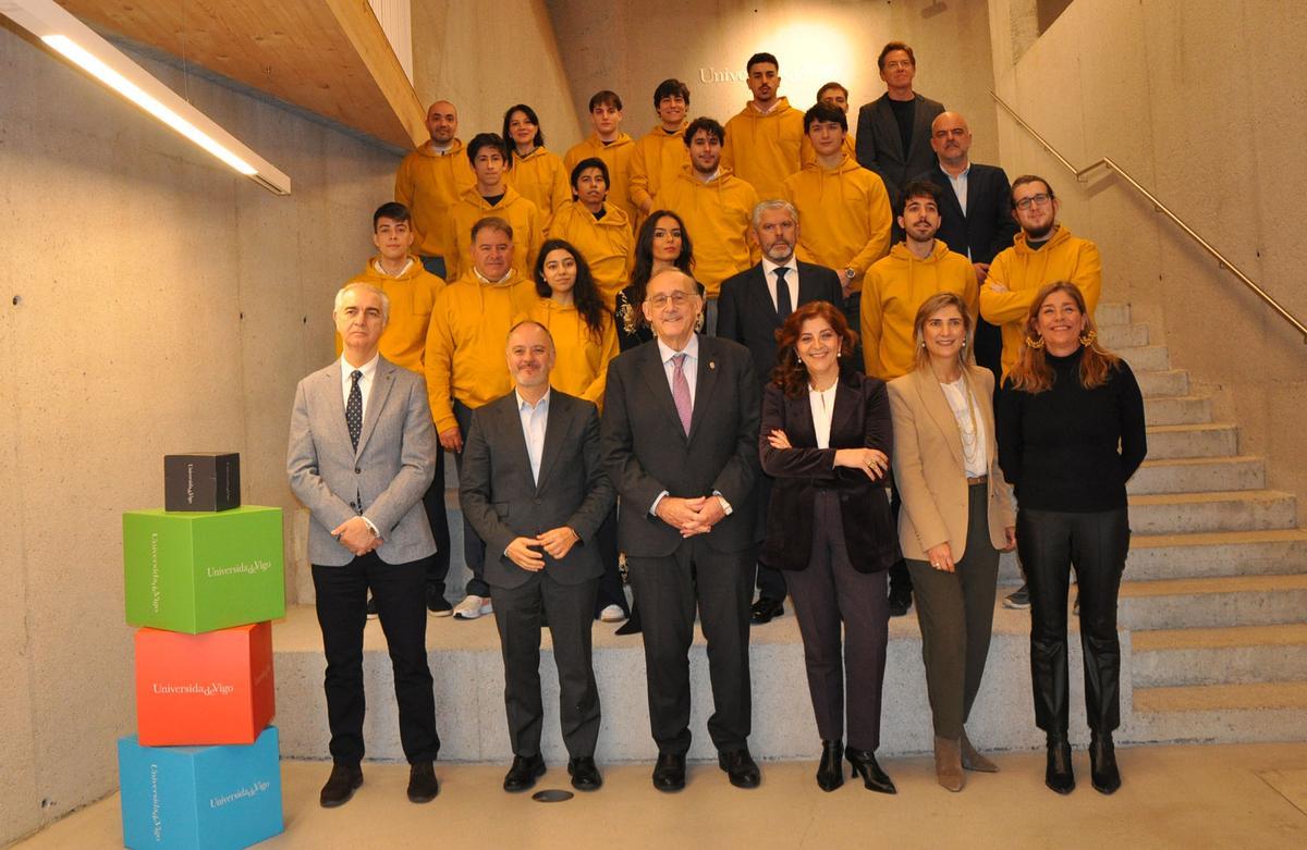 Los premiados, con representantes de la UVigo y de las entidades e instituciones colaboradoras.