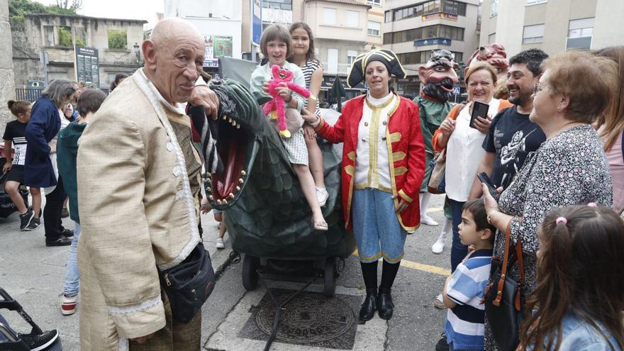 A Coca, cos cabezudos detrás, desfilando o pasado xoves polas rúas de Redondela.