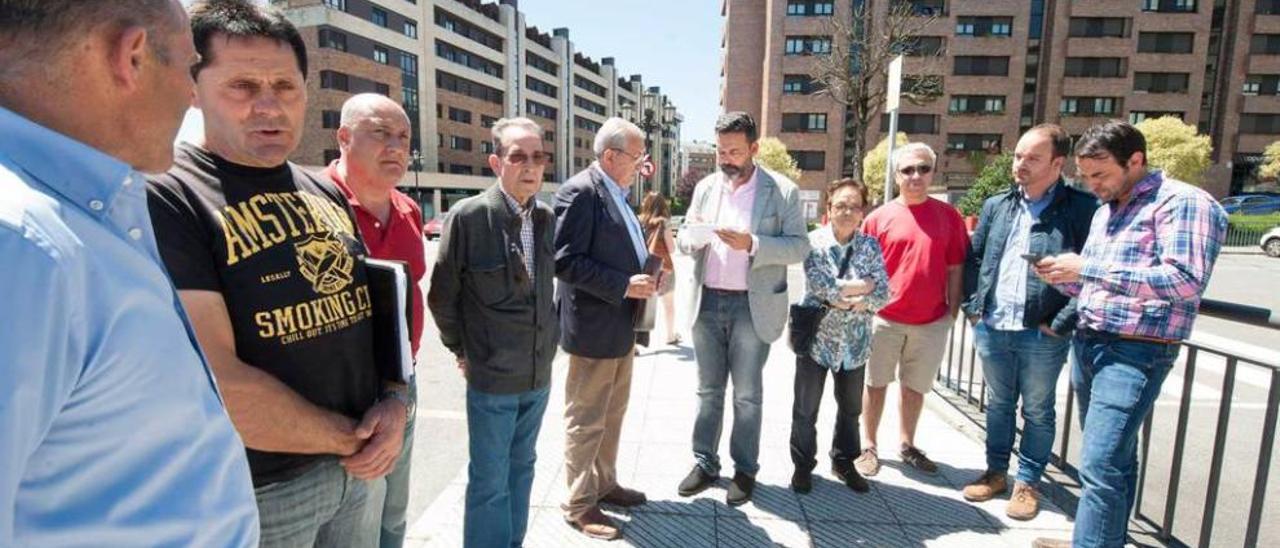 Ricardo Fernández, al fondo, con vecinos de Montecerrao.