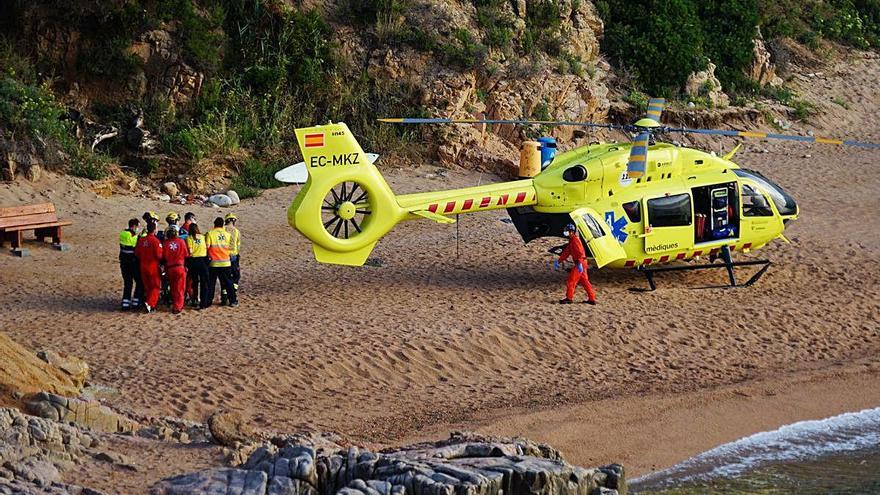 Tot i que es va avisar l&#039;helicòpter del SEM, l&#039;home va ser evacuat en ambulància.