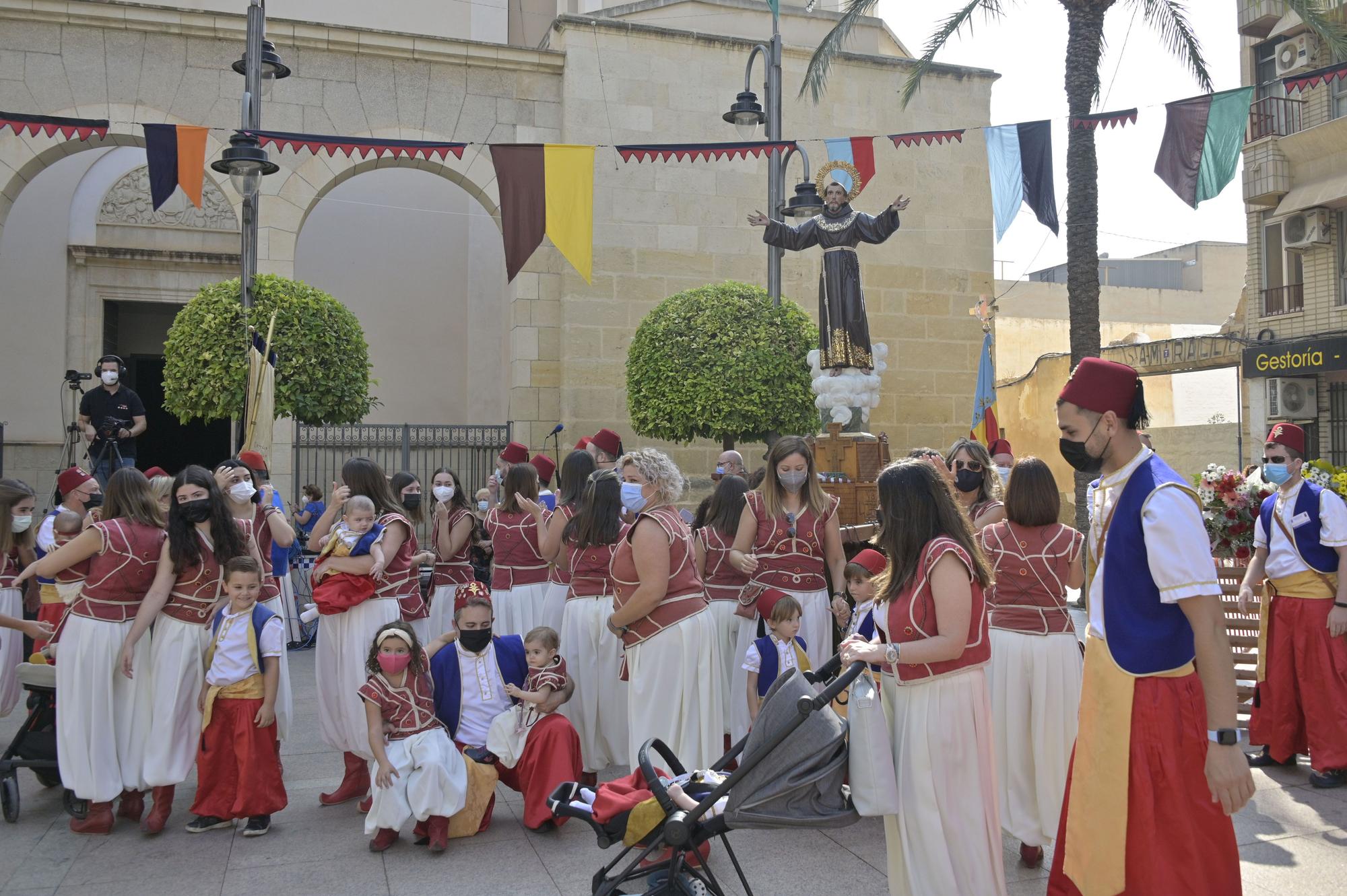 Crevillent celebra el primer desfile de Moros y Cristianos en la provincia con mascarilla