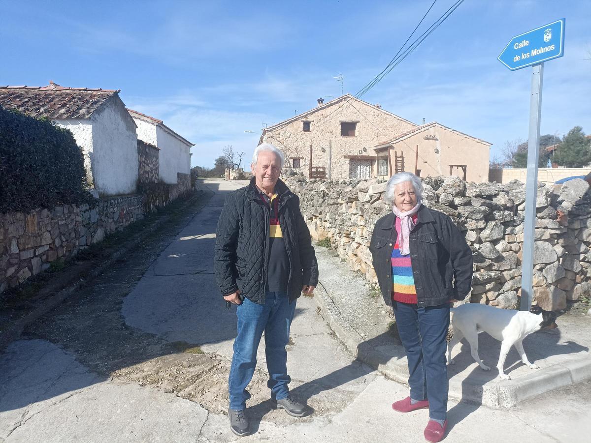 Félix y Faustina posan en su pueblo, Ventosilla y Tejadilla.