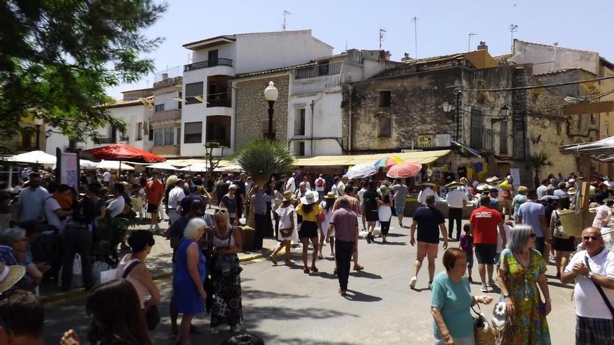 Gran ambiente este domingo en la última jornada de la Fira de la Cirera de la Salzadella.