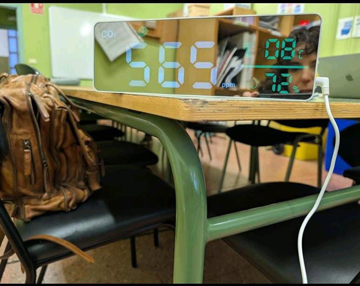 Termómetro a 8ºC el pasado jueves durante la mañana en el colegio de Cerredo.