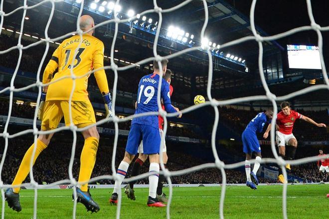 Harry Maguire (D) del Manchester United remata para conseguir el segundo gol durante el partido de la Premier League inglesa entre el Chelsea y el Manchester United en Stamford Bridge en Londres.