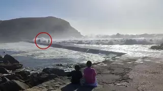 VÍDEO | El impactante momento en el que dos personas son arrastradas por el oleaje en Cíes