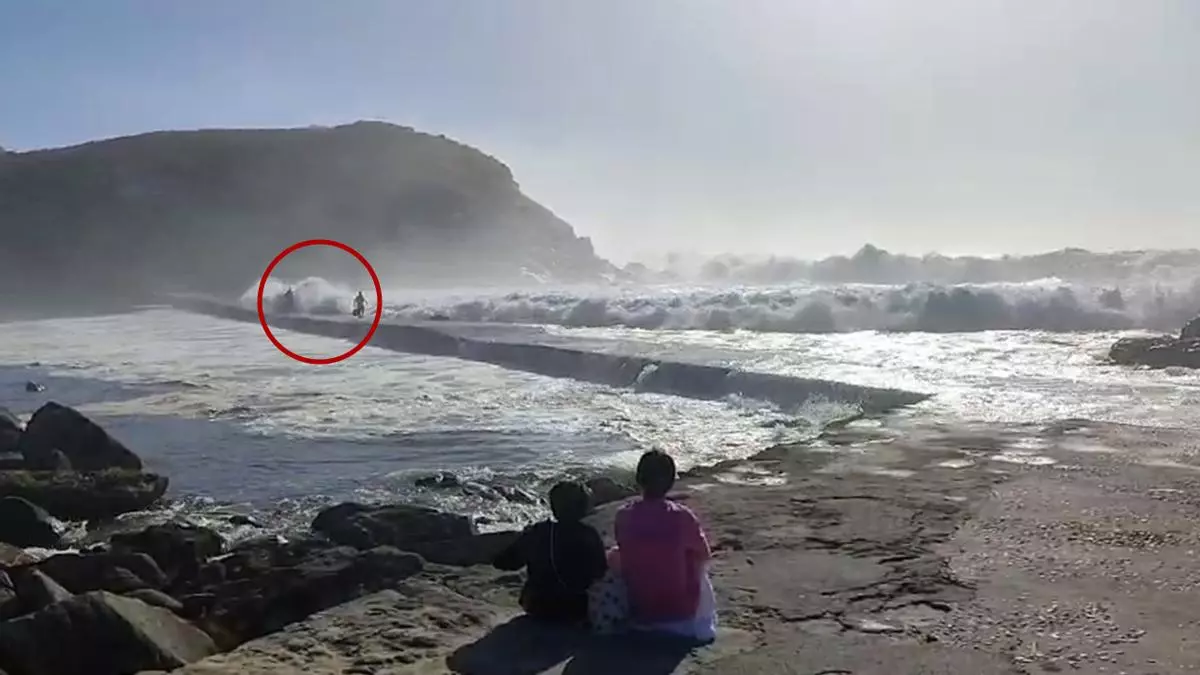 El fuerte oleaje arrastra a dos personas en la pasarela de las Islas Cíes: "Que falta de sentidiño"