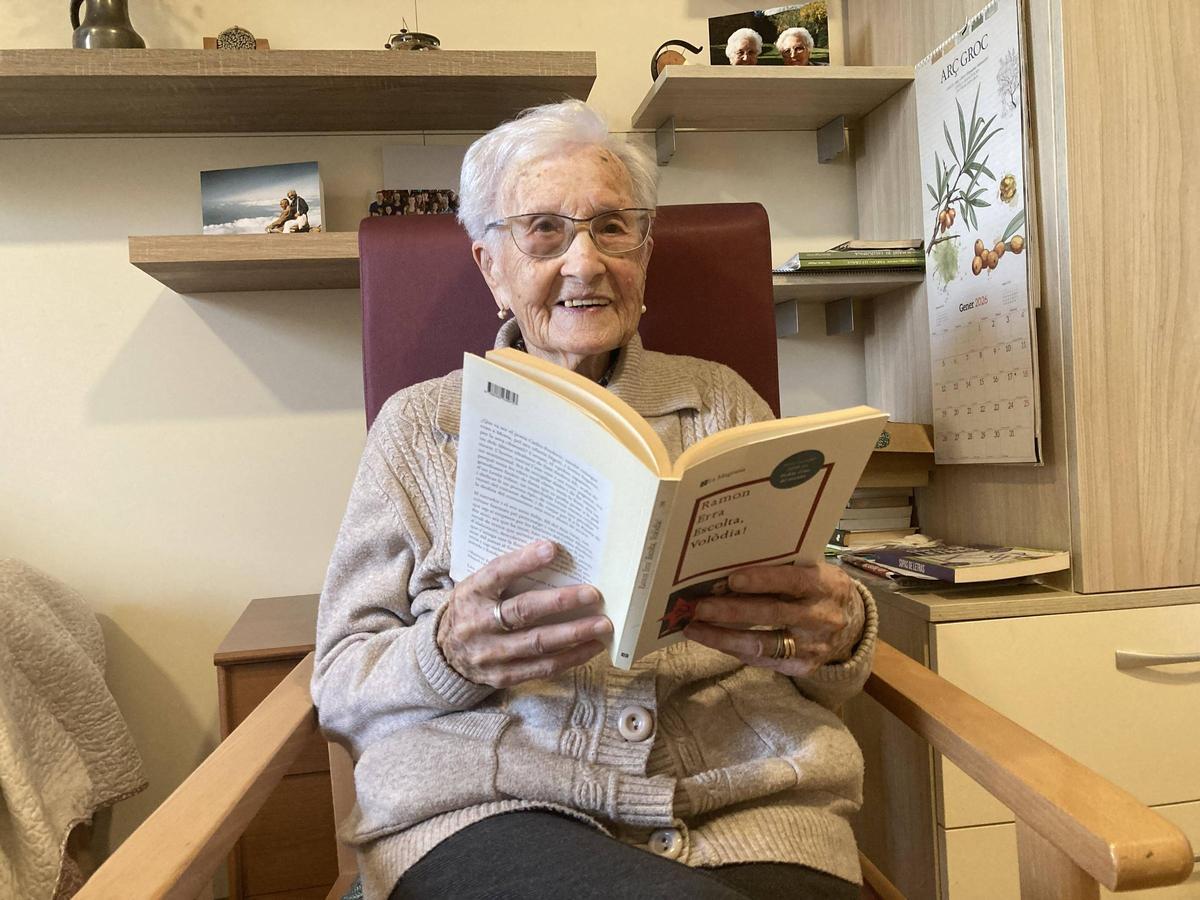 Florinda Picañol a la seva habitació, a Sant Fruitós