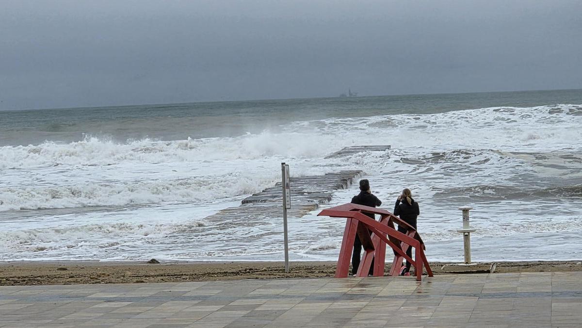 Una pareja, en la orilla del mar.