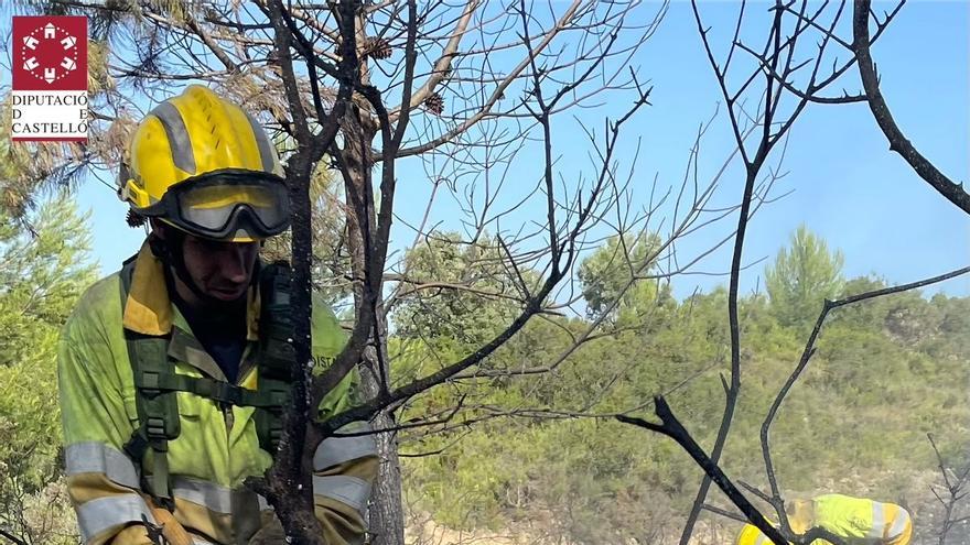 Un bombero forestal refresca la zona de Caudiel afectada.