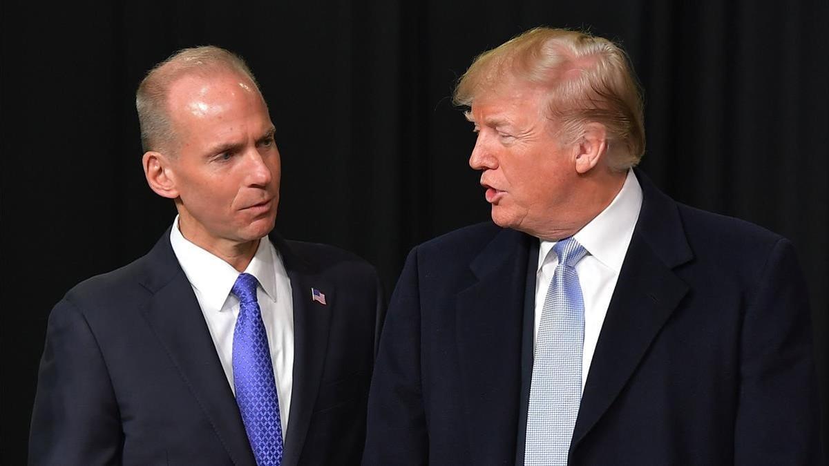 El CEO de Boeing, Dennis Muilenburg, y Donald Trump, en una visita a la planta de Boeing en St. Louis, en marzo del 2018.