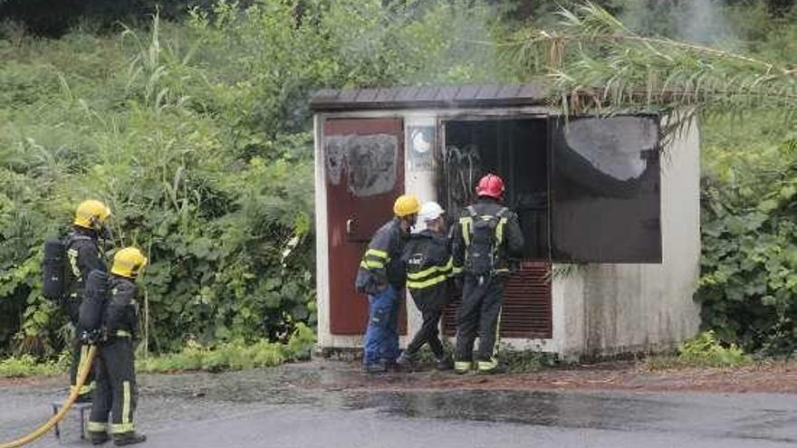 Los bomberos actúan en el incendio. // Santos Álvarez