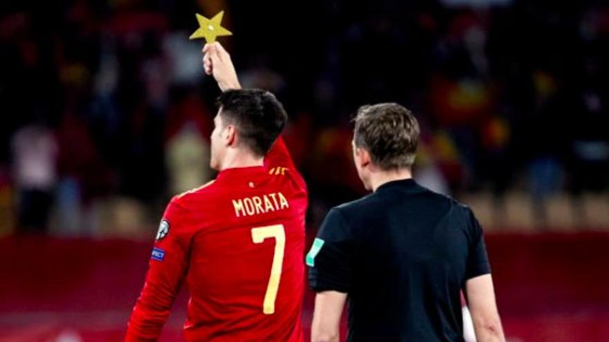 Morata celebra el gol con la estrella que le dio Miguel Ángel.