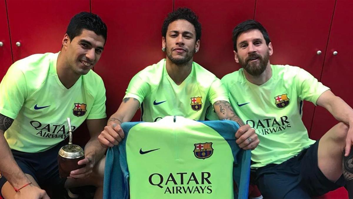 Neymar, junto a Luis Suárez y Leo Messi en el vestuario de la Ciudad Deportiva Joan Gamper