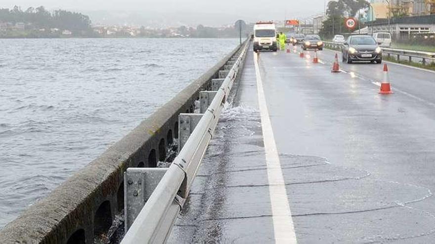 Una de las recientes inundaciones en la autovía de Marín. // R. V.