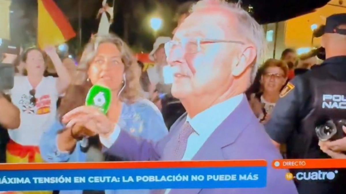 Una reportera de laSexta en plena conexión en directo de 'Horizonte' con el presidente de Ceuta