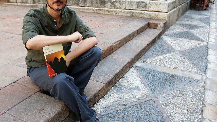 Jacinto Pariente, esta semana en la calle San Agustín con su última novela traducida, la pakistaní Basti.