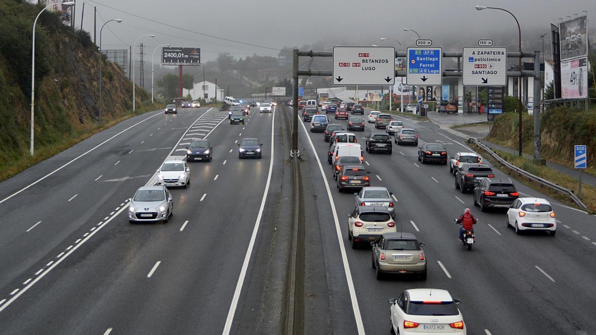 Coches entran y salen de A Coruña por Alfonso Molina.