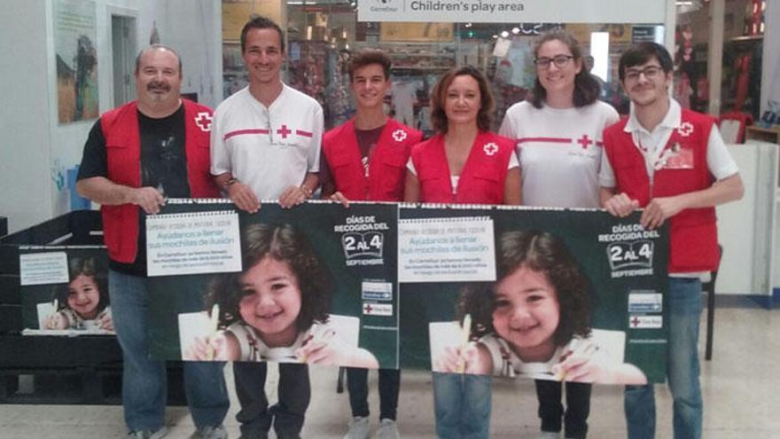 Miembros de la Cruz Roja de Málaga, con el material donado por Carrefour.