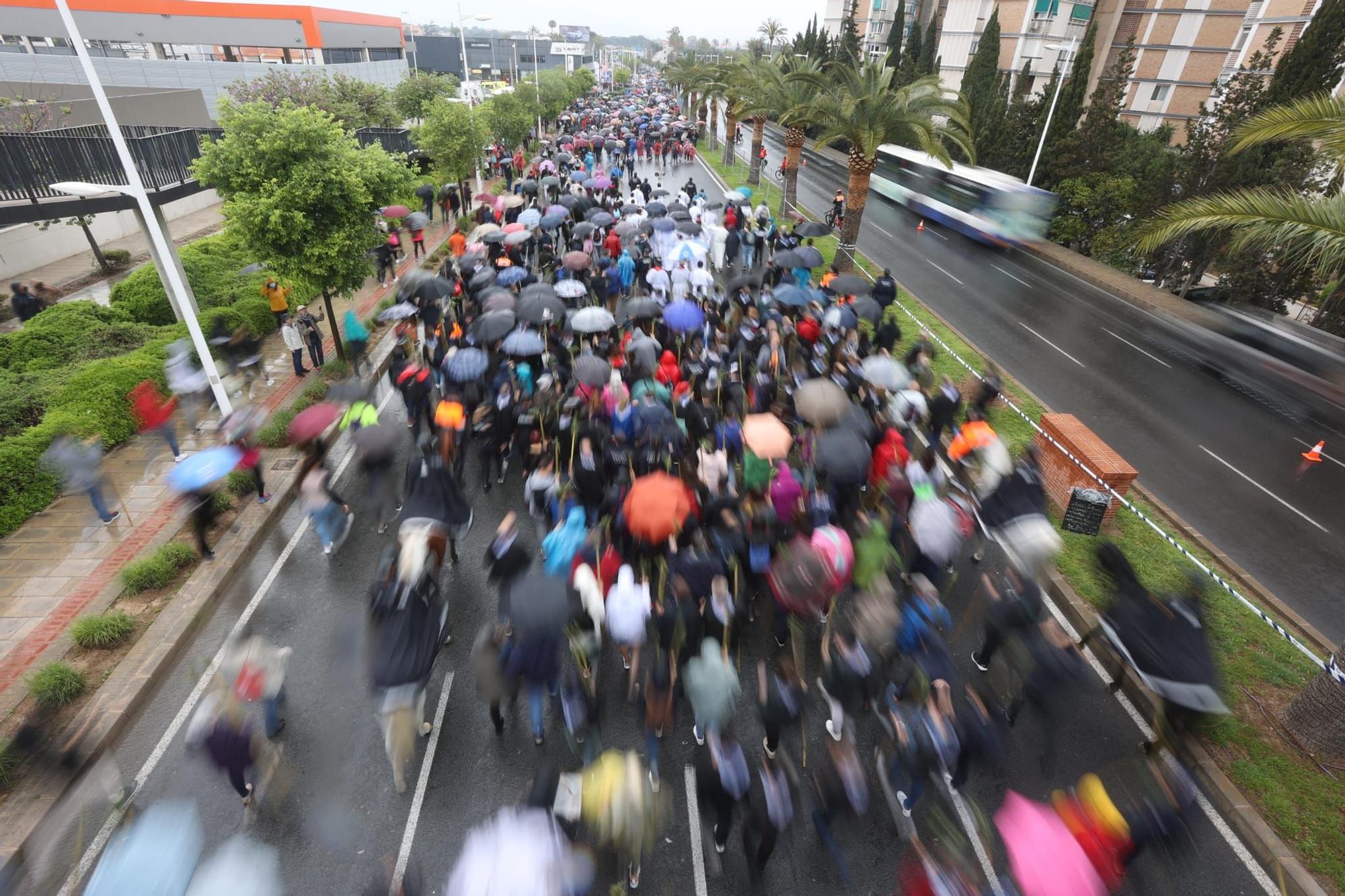 Miles de alicantinos acompañan a la Santa Faz en su peregrinación pese a la lluvia