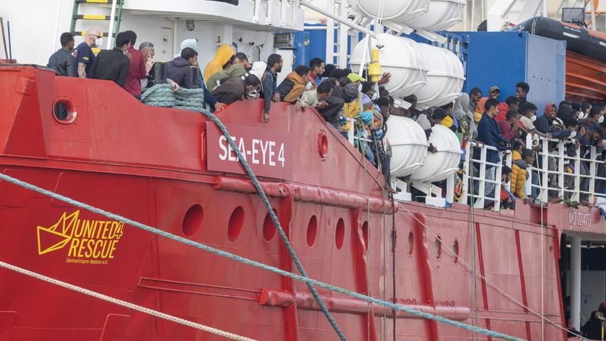 Difícil rescate de 430 migrantes en un barco encallado frente a la costa de Sicilia