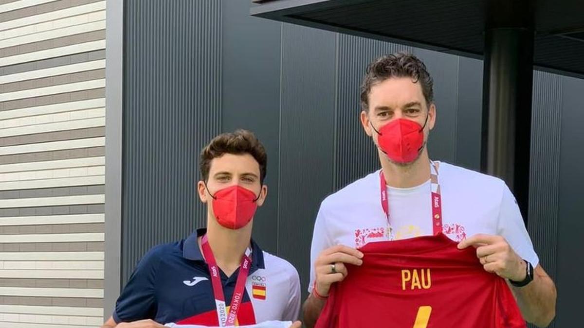 Pau Torres y Pau Gasol, en la Villa Olímpica.