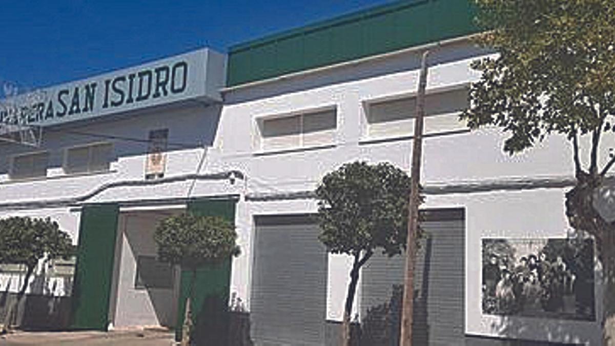 Fachada de las instalaciones de la cooperativa Olivarera San Isidro.