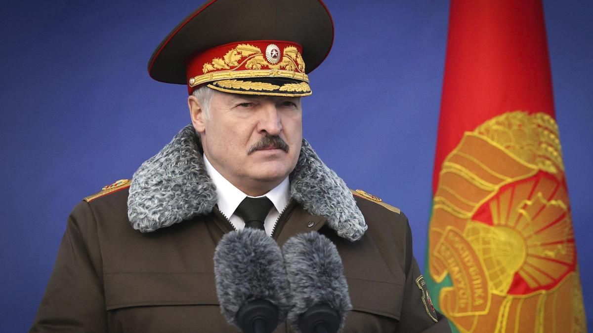 El presidente bielorruso, Aleksander Lukashenko, en un desfile militar.
